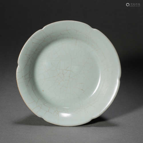 SONG DYNASTY, CHINESE GUAN WARE FLOWER MOUTH PLATE