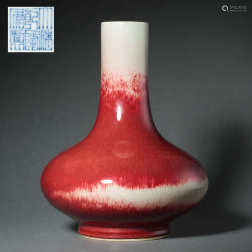 A LONG-NECKED RED TO WHITE GLAZED VASE, QIANLONG PERIOD