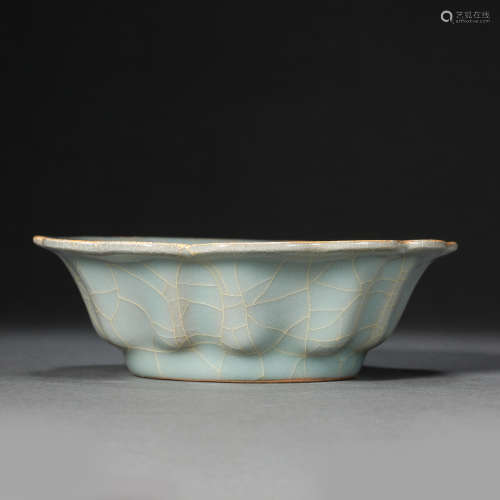 SONG DYNASTY, CHINESE GUAN WARE WASHER WITH FLOWER SHAPED MO...