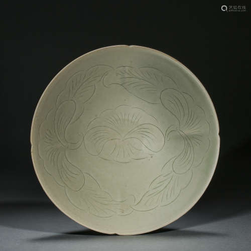 TANG DYNASTY, CHINESE YUE WARE CARVED FLOWER SHAPED MOUTH BO...