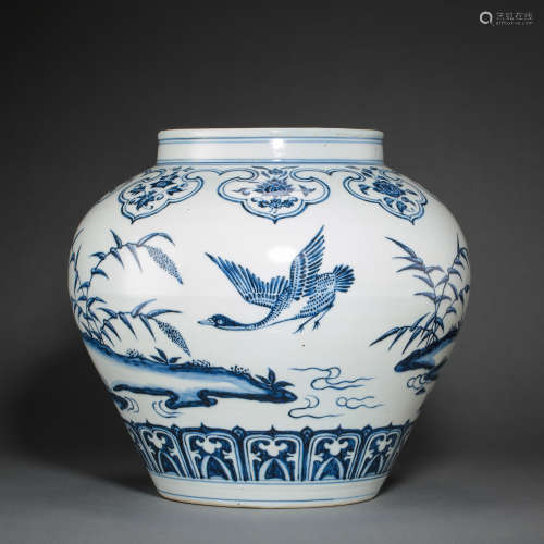 MING DYNASTY, CHINESE BLUE AND WHITE PORCELAIN JAR