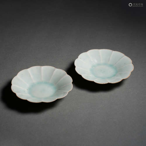 A PAIR OF CELADON PLATE WITH FLOWER MOUTH FROM HUTIAN WARE, ...
