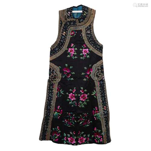 A BLACK-GROUND EMBROIDERED FLORAL INFORMAL VEST