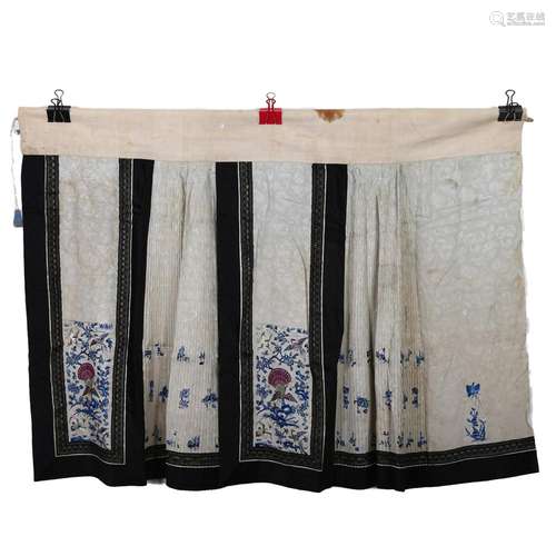 A WHITE-GROUND EMBROIDERED FLORAL SKIRT