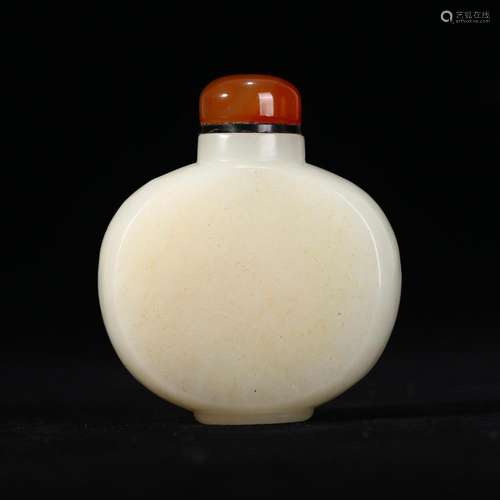 A WHITE JADE SNUFF BOTTLE