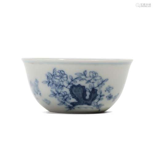 A BLUE AND WHITE FLORAL BOWL