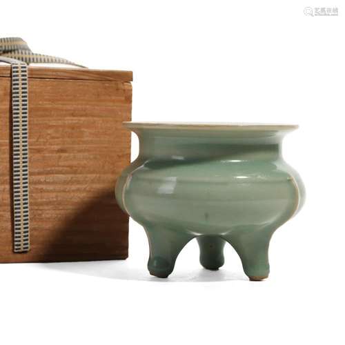 A LONGQUAN CELADON TRIPOD CENSER