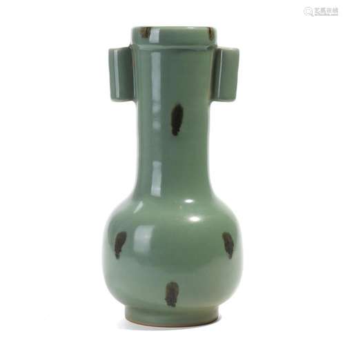 A LONGQUAN CELADON VASE WITH HANDLES