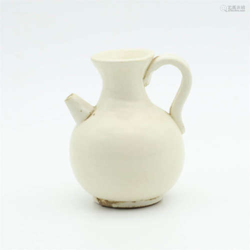 A Xing Ware White Glazed Pottery Ewer
