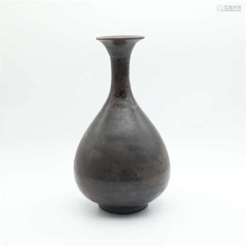 A Black-Glazed Pottery Pear-Shaped Vase
