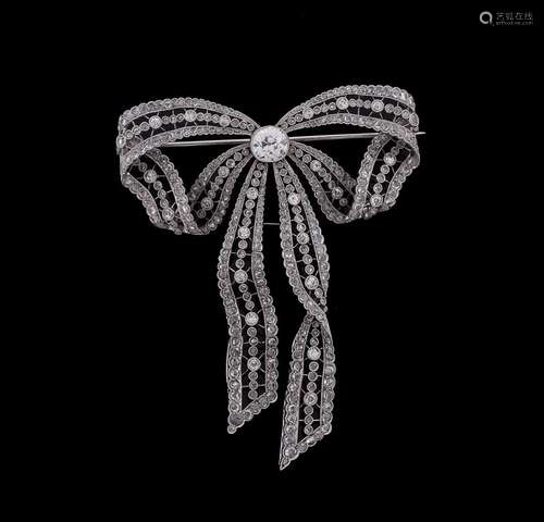 An Edwardian diamond and platinum bow brooch/pendant