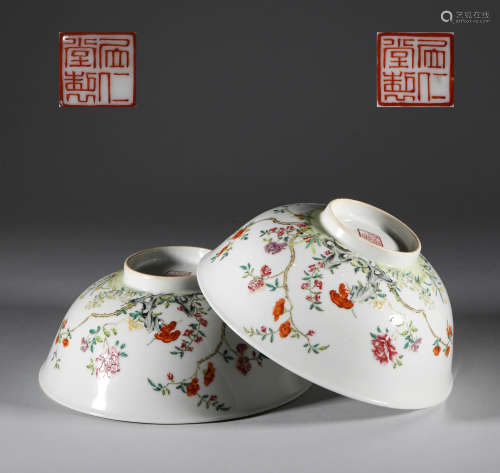 Qing Dynasty, a pair of famille rose flower bowls清代，粉彩花...