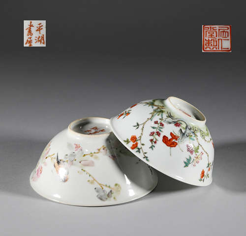 Qing Dynasty, a pair of famille rose flower bowls清代，粉彩花...