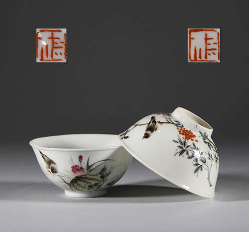 Qing Dynasty, a pair of famille rose flower bowls清代，粉彩花...