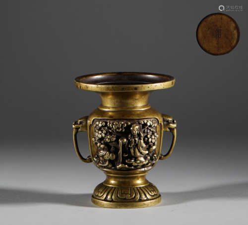 In the Qing Dynasty, the oil lamp was made of copper清代，銅質...