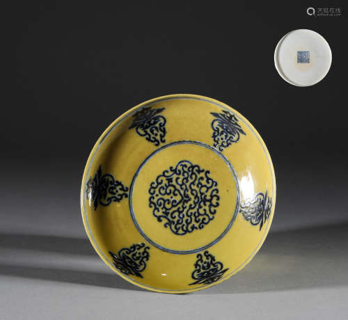 Qing Dynasty, blue and white yellow glazed plate清代，青花黄釉...