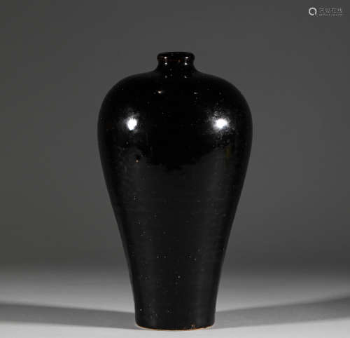 In Song Dynasty, glazed plum vase宋代，醬釉梅瓶