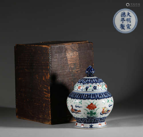 In Ming Dynasty, colorful flower and bird jar was used明代，鬥...