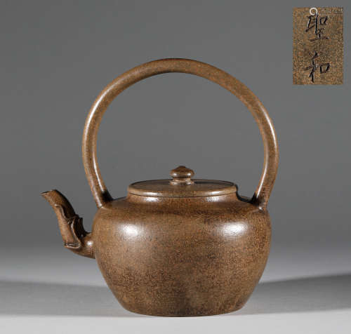 In the Qing Dynasty, Zisha tiaojiang teapot清代，紫砂提梁壺