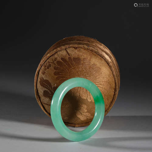Jade bracelet in Qing Dynasty清代，翡翠手鐲