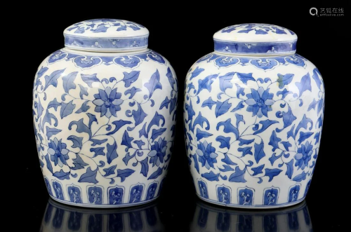 2 Chinese porcelain lidded pots