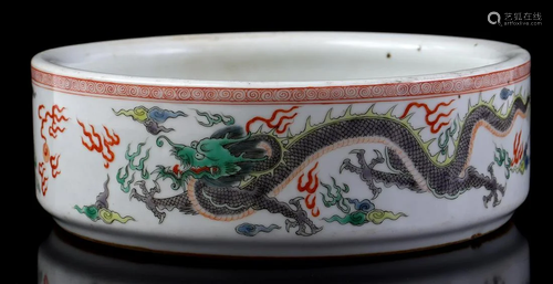 Porcelain bowl with dragon decor