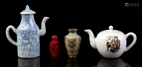 2 Asian porcelain teapots and odeur flacon