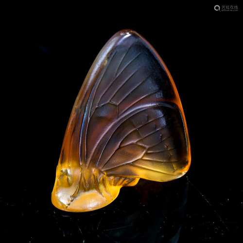 LALIQUE FRANCE - amber coloured frosted glass butterfly, sig...