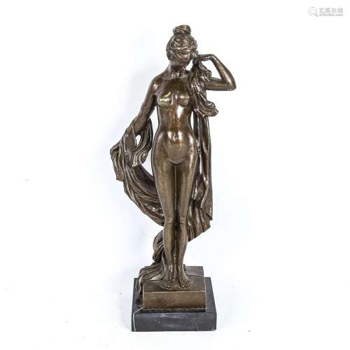 A reproduction patinated bronze sculpture, female nude, unsi...