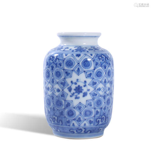 Qing Dynasty Yongzheng blue and white pot