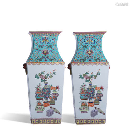 A pair of famille rose square bottles in Qing Dynasty