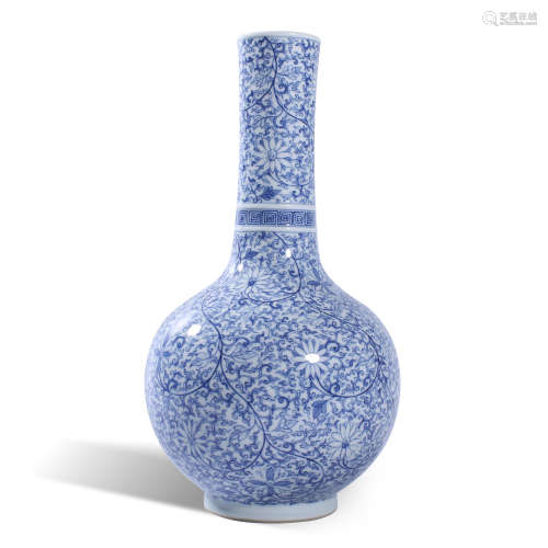 Qing Dynasty Yongzheng blue and white lotus neck bottle