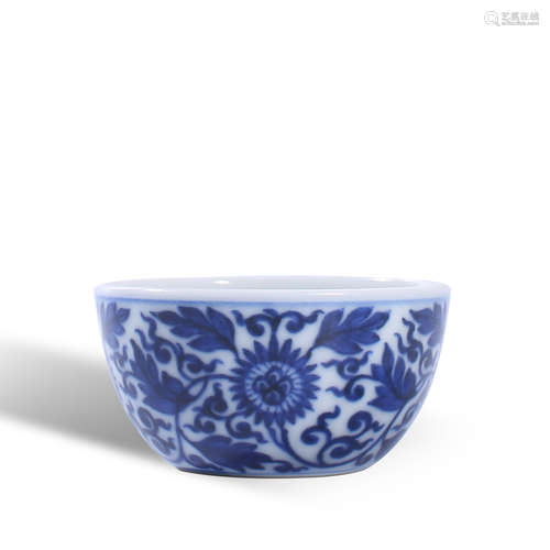 Qing Dynasty Yongzheng blue and white cup