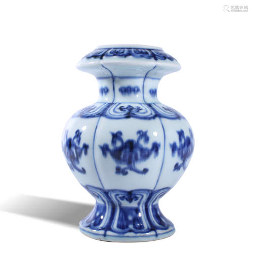 Xuande blue and white vase in Ming Dynasty