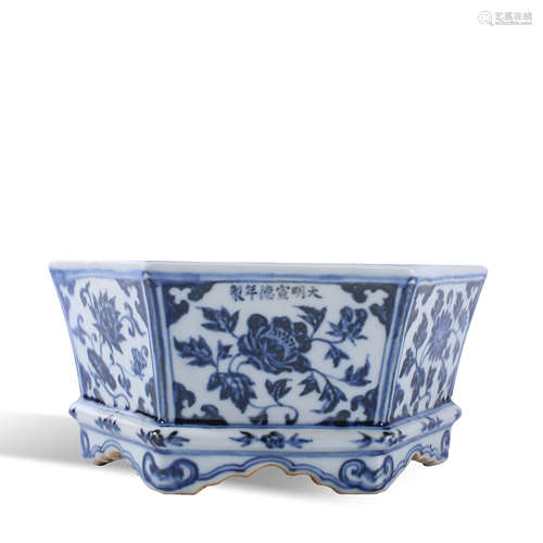 Xuande blue and white lotus pattern square flowerpot in Ming...