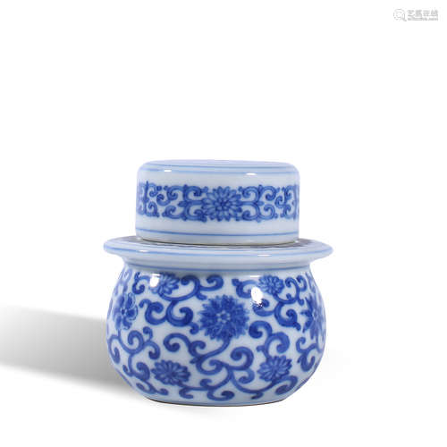 Qing Dynasty Yongzheng blue and white lotus covered pot