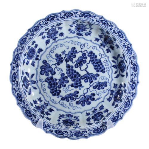 Xuande blue and white grape plate in Ming Dynasty