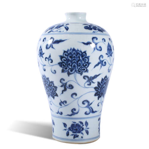 Blue and white plum vase in Ming Dynasty