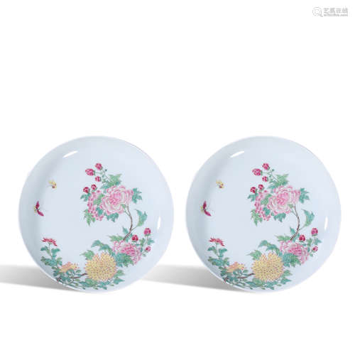 A pair of pastel flower plates in Yongzheng of Qing Dynasty