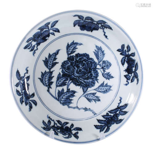 Blue and white flower plate in Ming Dynasty