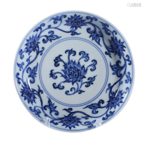 Blue and white flower pattern plate in Xuande of Ming Dynast...