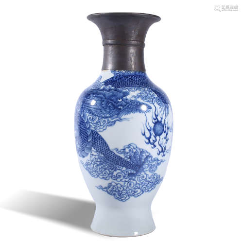 Blue and white dragon vase of the Republic of China