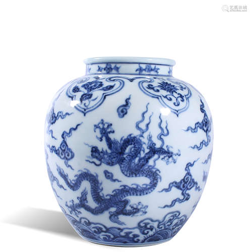 Xuande blue and white dragon pot in Ming Dynasty