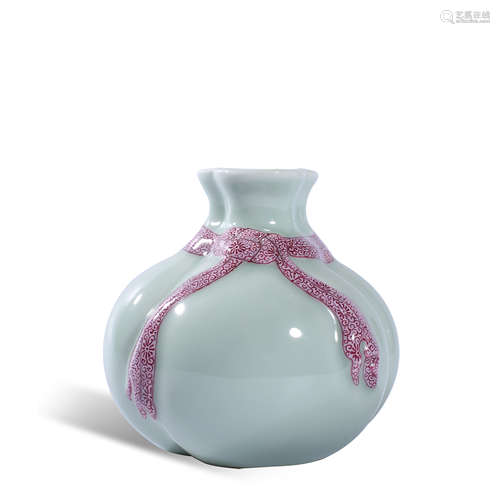 Qing Dynasty Qianlong green glaze bottle