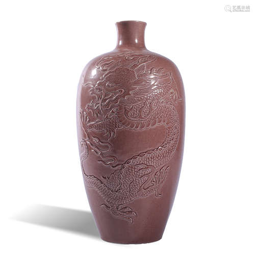 Kangxi red glazed dragon vase in Qing Dynasty