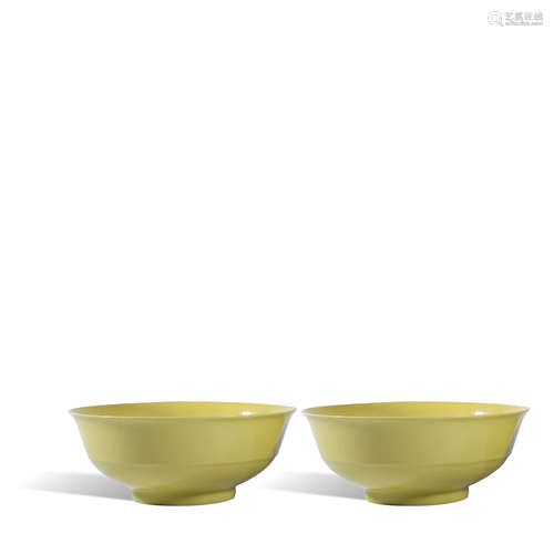 A pair of lemon yellow glazed bowls in Qianlong of Qing Dyna...