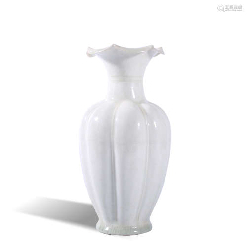 White glazed vase with flower mouth in Yuan Dynasty