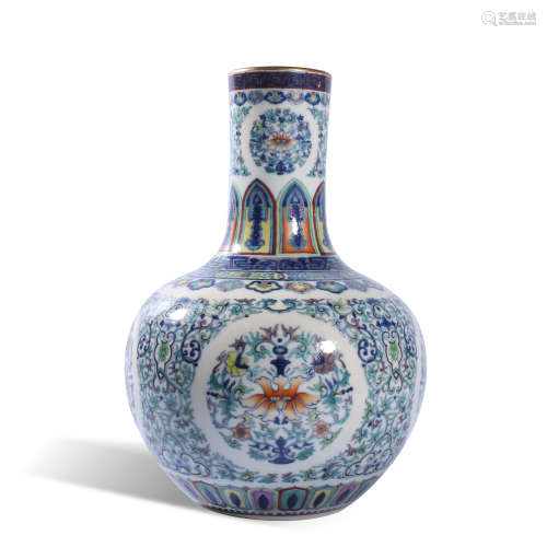 Qianlong's colorful sky Ball Vase in Qing Dynasty
