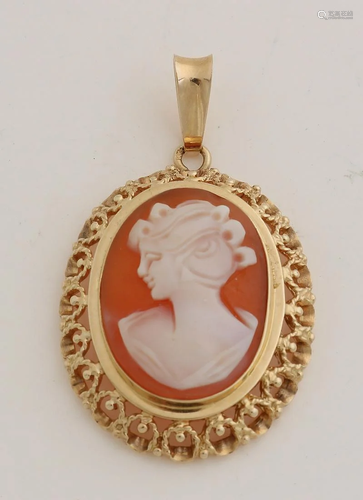 Yellow gold pendant, 585/000, with cameo. Oval pendant