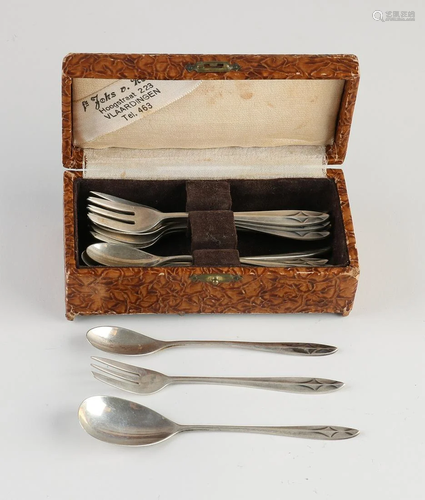 Box of silver spoons and forks, 833/000. Lot with 6